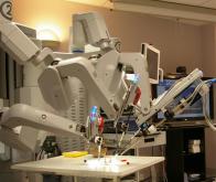 Chirurgie : révolution robotique à la clinique du Tonkin