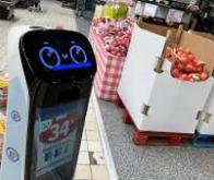 Dans cet hypermarché, des robots se promènent au milieu des clients