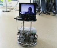 Des personnes handicapées pilotent un robot à distance, par la pensée