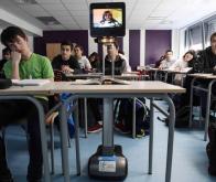 Des robots permettent à des lycéens, absents pour cause de maladie, d'assister à leurs cours