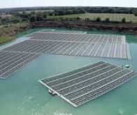 Les centrales solaires flottantes pourraient renforcer la résilience climatique des lacs