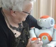 Les robots de compagnie entrent dans les maisons de retraite