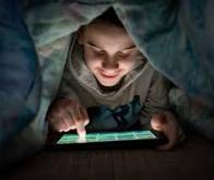 Limiter les écrans le soir améliore les résultats scolaires