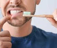Ne pas se brosser les dents après le dîner augmente les risques de maladies cardiovasculaires...