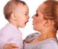 Parler aux enfants dès leurs naissance favorise leur développement cognitif