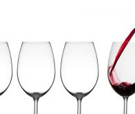 Prendre un verre de vin uniquement pendant les repas diminuerait les risques liés à l'alcool