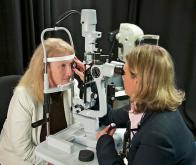 Une australienne aveugle récupère en partie la vue grâce à un œil bionique