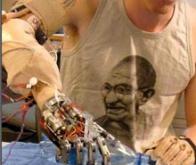 Une main robotisée contrôlable par les ondes cérébrales