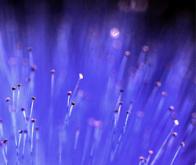 Une technologie qui amplifie la lumière dans les nouvelles fibres optiques creuses