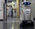 À l'hôpital, Franzi, robot nettoyeur, chante et papote avec les patients