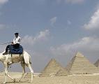 Des pyramides égyptiennes découvertes depuis l'espace