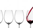 Prendre un verre de vin uniquement pendant les repas diminuerait les risques liés à l'alcool