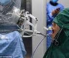 Un chirurgien-dentiste robot a réussi à poser une couronne dentaire