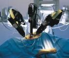 Un robot chirurgical possédant des sens comparables à ceux des humains