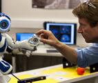 Un robot humanoïde capable de transmettre des connaissances entre les équipages de stations spatiales