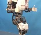 Un robot qui marche en imitant l'homme