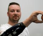 Une main bionique aussi efficace qu'une main greffée !