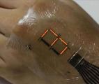 Une peau artificielle dote les mains de capacités magnétiques