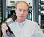 Une personne tétraplégique commande un bras artificiel par la pensée