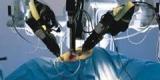 Un robot chirurgical à rétroaction intégrée opère avec une précision de l'ordre du micron